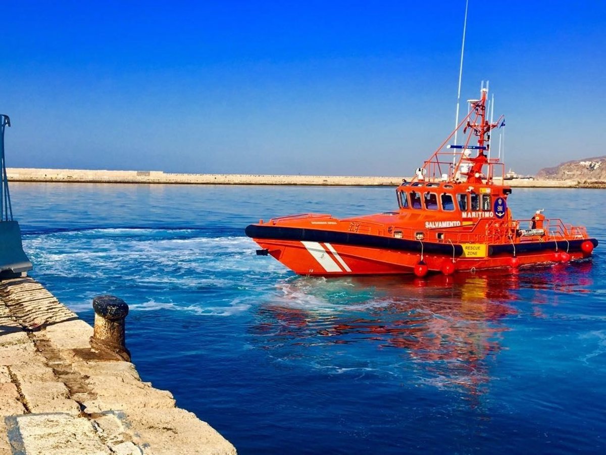 Rescatados siete inmigrantes magrebíes en una embarcación localizada en Cabo de Gata, Almería