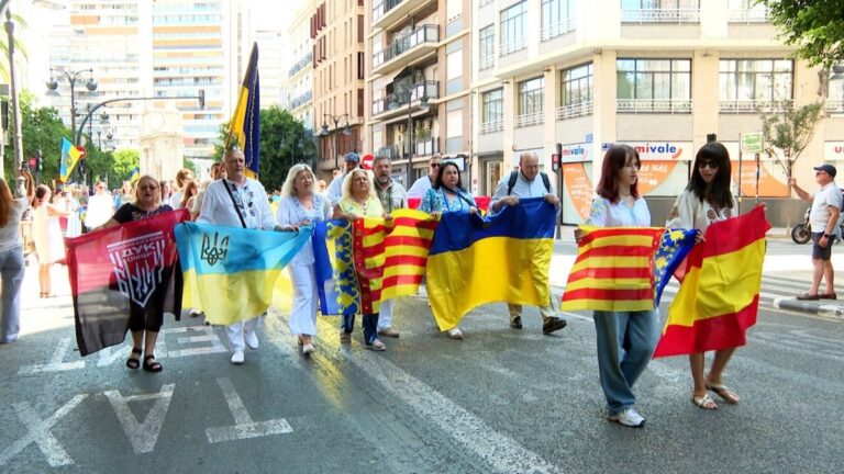 Manifestación en València exige más sanciones a Rusia y pide paz en el Día de la Independencia