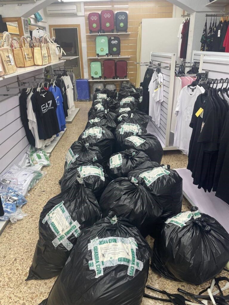 La Guardia Civil decomisa 2.506 prendas falsificadas en comercios de Can Picafort