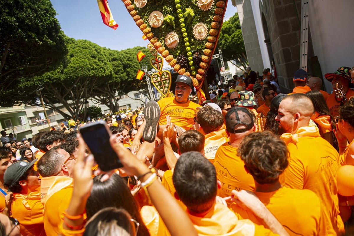 Tejina, en La Laguna, celebra otro año la Fiesta de los Corazones, congregando a cientos de