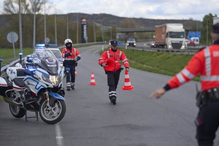 Dos ertzainas resultan heridos al ser impacto su vehículo por una furgoneta en la A-1 en Vitoria