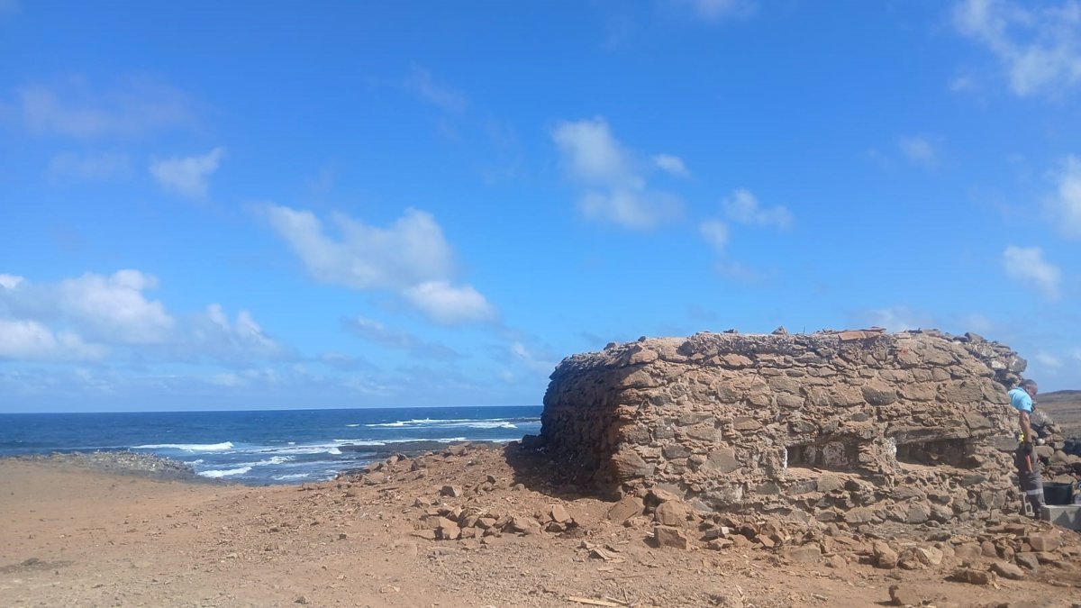 Desalojo del histórico búnker de La Punta en El Confital, tras años de ocupación en Las Palmas