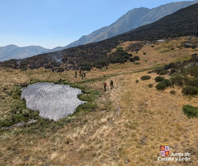 Rescatan a un trabajador de extinci&oacute;n de incendios tras hacerse da&ntilde;o en las costillas en Velilla (Palencia).