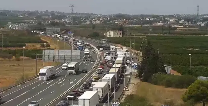 El vuelco de un camión bloquea la A-7 en Picassent hacia Castellón; Aemet solicita analizar el