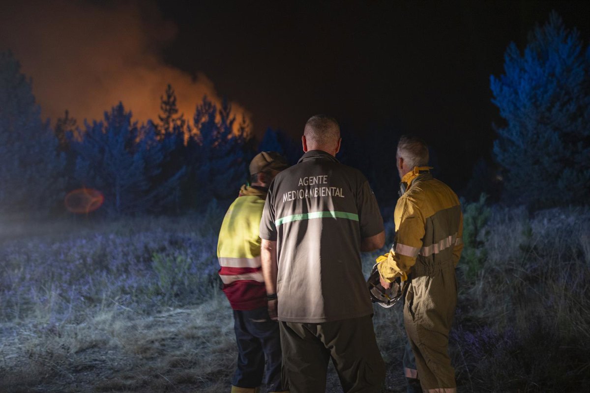 El operativo busca consolidar esta noche el perímetro norte del incendio en Fasgar-Colinas.