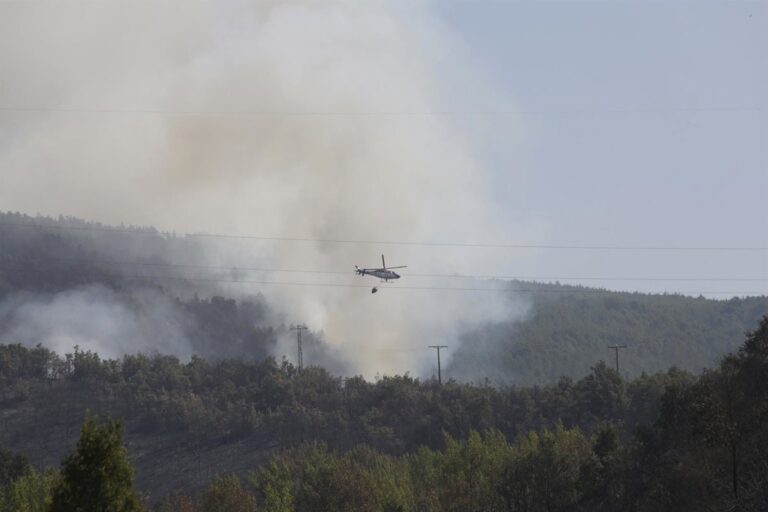 Desalojan 8 pueblos de León por los incendios de La Baña y Garaño, mientras Molinaseca reduce a 1
