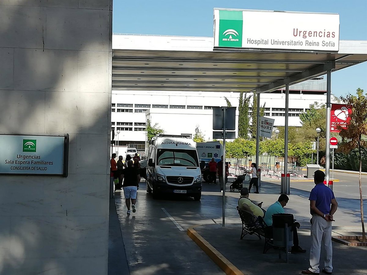 Un hombre resulta herido por apuñalamiento en una parada de bus en Córdoba; el agresor se escapa
