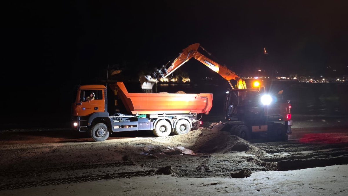Retiradas 220 toneladas de piedras y arena en la playa de Ondarreta de San Sebastián esta noche