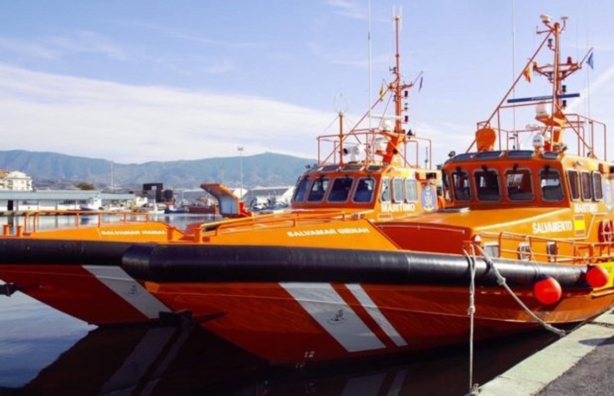 Rescatados tres migrantes magrebíes que intentaban alcanzar la costa de Granada en moto acuática