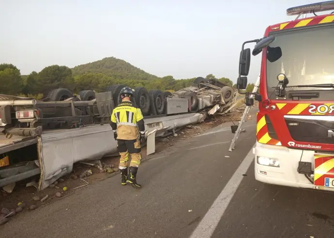Un camionero de 61 años resulta herido en un grave accidente en la RM-15 en Bullas, Murcia