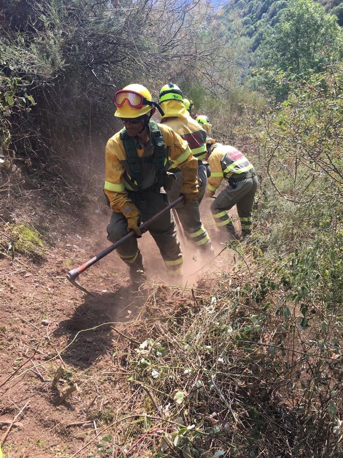 Archivo - Bomberos trabajando en el control del incendio en San Lorenzo