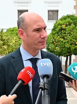 El PP solicita al PSOE que actúe como un "partido regional" y evite la "guerra política" por los