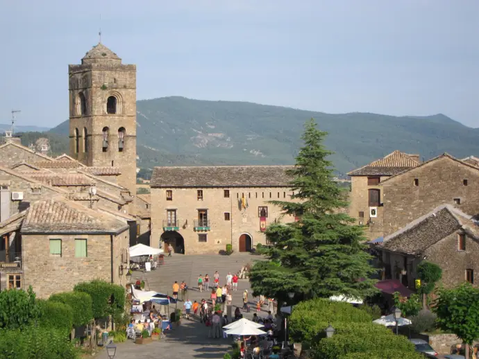 Aínsa, Huesca, es conocida por su impresionante casco amurallado y su rica historia medieval
