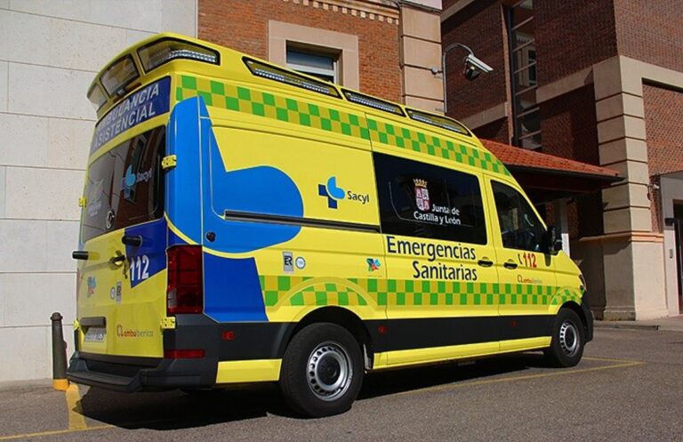 Seis personas atendidas tras el incendio en una casa en La Adrada, Ávila.