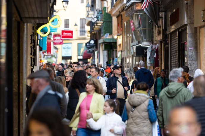 Varios turistas en el centro de Palma de Mallorca, a 23 de abril de 2024, en Palma de Mallorca, Mallorca, Baleares (Espa&ntilde;a).
