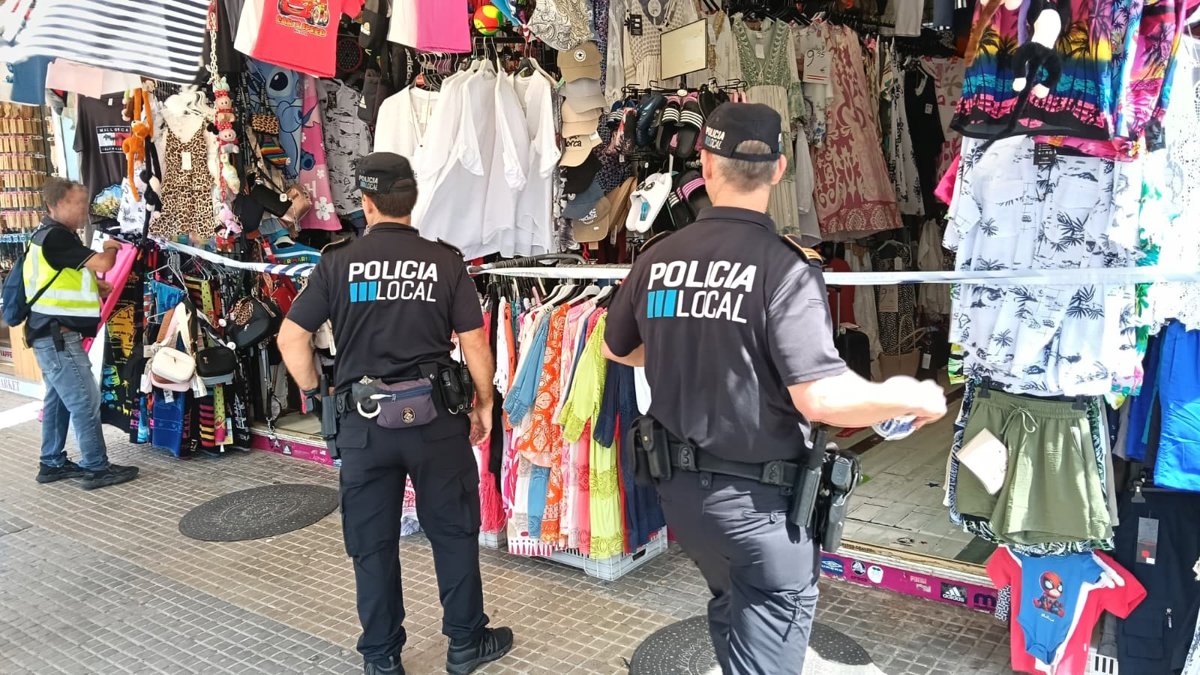 La Policía Local incauta 1.000 artículos falsificados en cuatro tiendas de la Playa de Palma