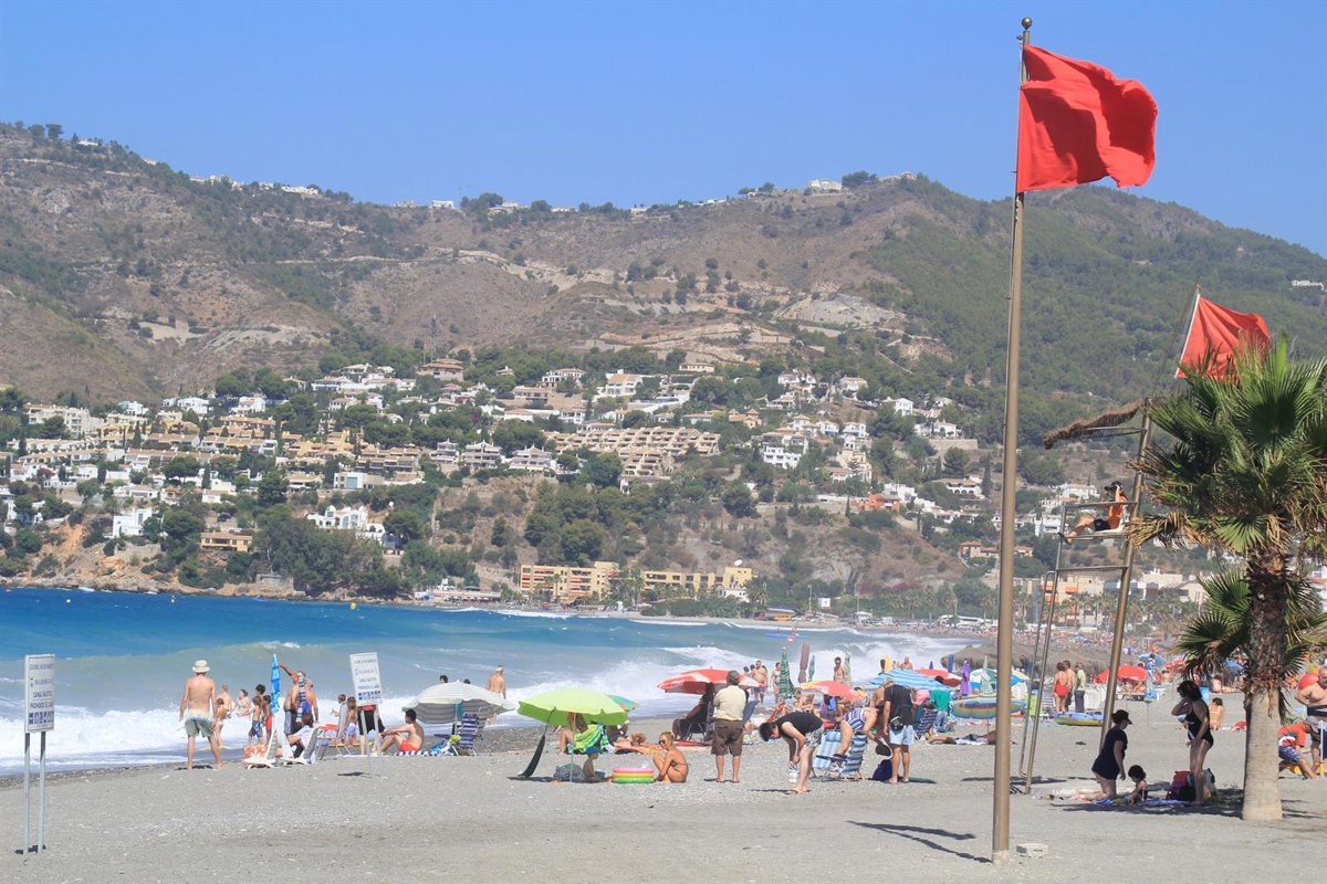 Recomiendan precaución a motos de agua y surfistas en las playas de Almuñécar por vientos fuertes