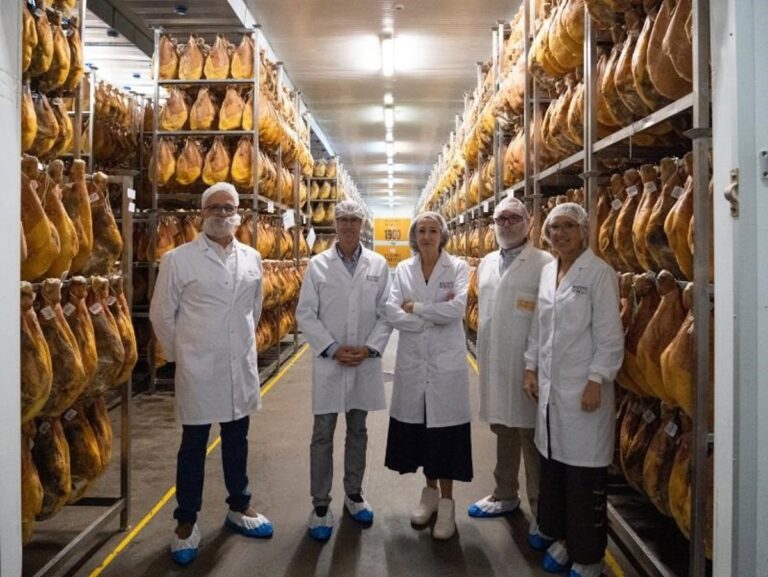 Capellán resalta la evolución e innovación de Martínez Somalo en la producción de jamones y
