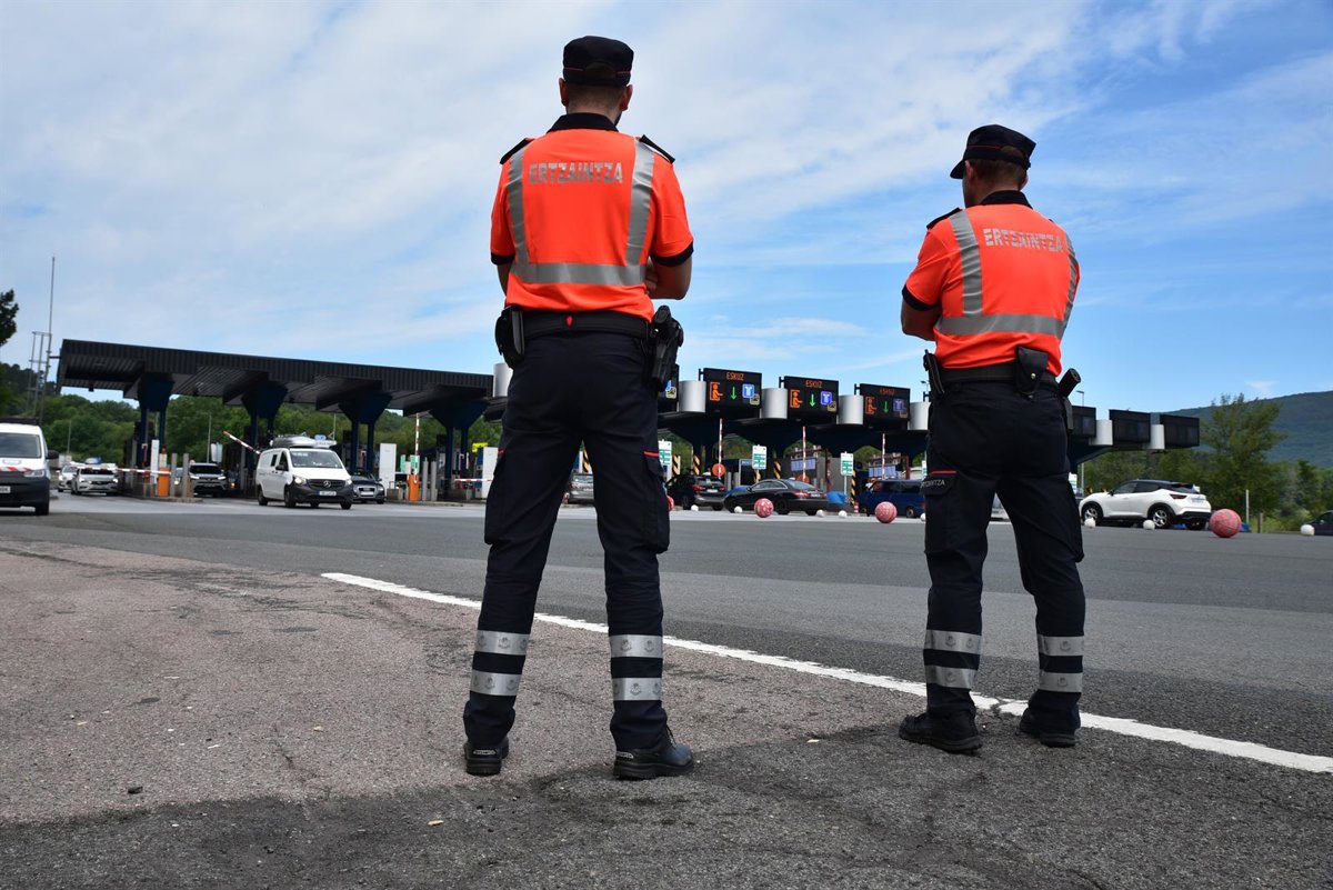 Ertzaintza y policías locales incrementan controles para prevenir distracciones al conducir