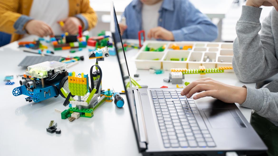 La Comunidad de Madrid lanza el programa Código Escuela 4.0 con 13.500 kits de robótica en 2.000