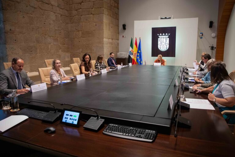 La Junta de Extremadura lanzará pronto ayudas de 32 millones para fomentar el empleo estable