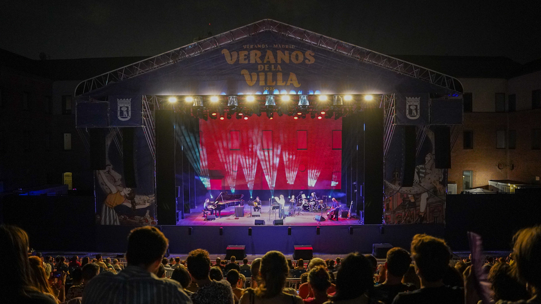 La artista Mónica Molina fue la protagonista del concierto sorpresa Algo Inesperado en Madrid