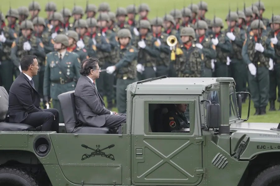 Abren indagaci&oacute;n a dos militares de Colombia por permitir una infiltrada en la seguridad de Petro