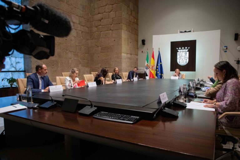 El Consejo de Gobierno destina 4 millones de euros a atención de la dependencia y recursos