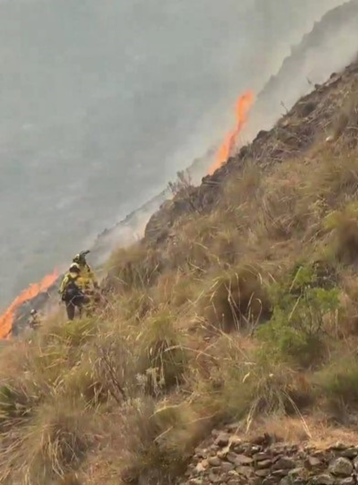Unos 80 efectivos terrestres siguen trabajando en el incendio de Lubrín, en Almería
