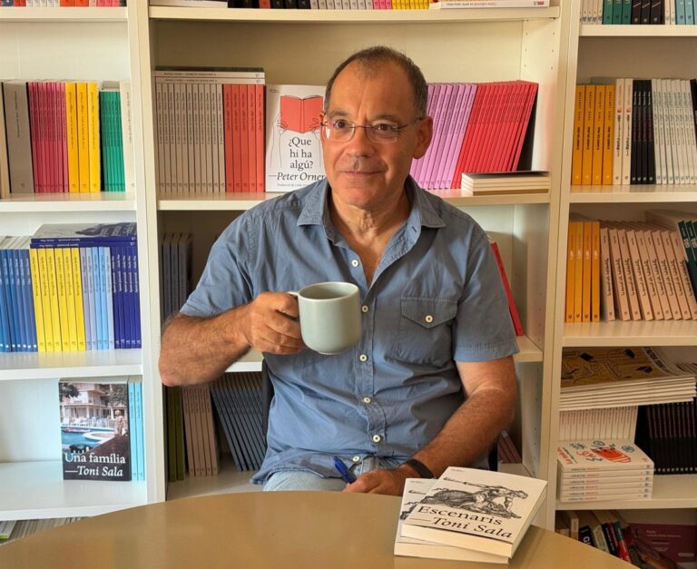Toni Sala concluye su "trilogía de la muerte" con la novela 'Escenaris', una obra intensa y