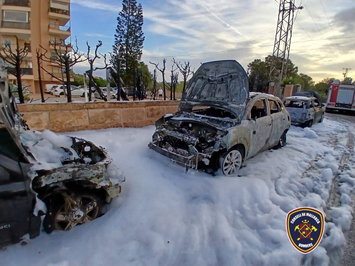 Un fuego consume cuatro vehículos y tres motos en la urbanización Las Palmeras
