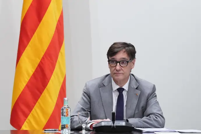 Illa y Puigdemont se encuentran en Bruselas tras el apoyo a la amnistía, jueces critican a Sánchez