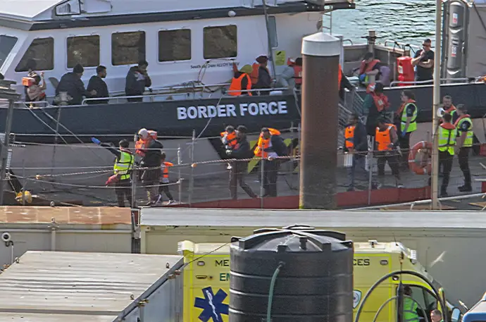Reino Unido iniciará este mes las primeras repatriaciones de migrantes irregulares a Francia