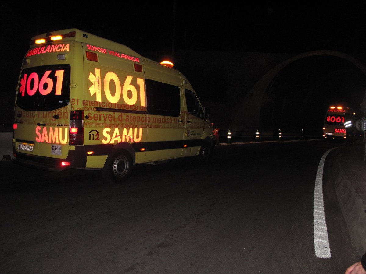 Un fallecido y un herido grave tras el choque entre un coche y un camión en Palma