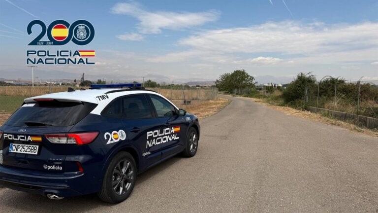 Detenidos los dueños de una perra por abandonarla en un camino, cubierta con una sábana y en mal
