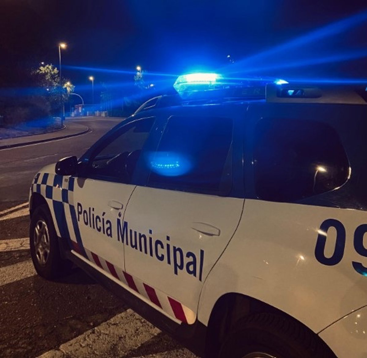 Conduce a gran velocidad y recurre a una excusa para justificar su actitud ante policías en