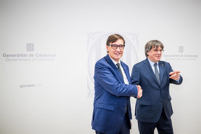 El presidente de la Generalitat, Salvador Illa (i), saluda al presidente de Junts per Catalunya, Carles Puigdemont (d), durante una reuni&oacute;n, a 2 de agosto de 2025, en Bruselas (B&eacute;lgica). Illa, qui&eacute;n ha promovido la reuni&oacute;n, ha remarcado su intenci&oacute;n de te