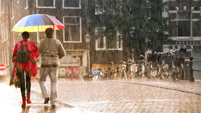 Alerta amarilla en la comunidad por lluvias y altas temperaturas; arrestan a un hombre por