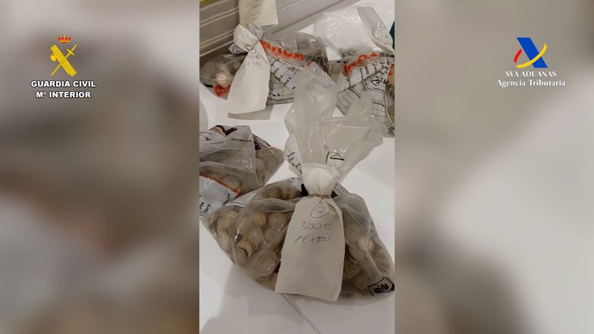 Intervienen más de 25.000 euros ocultos en el equipaje de un viajero en el aeropuerto de Bilbao