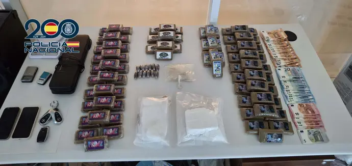Detienen a un hombre y una mujer por operar un "supermercado" de drogas en su casa de Cáceres