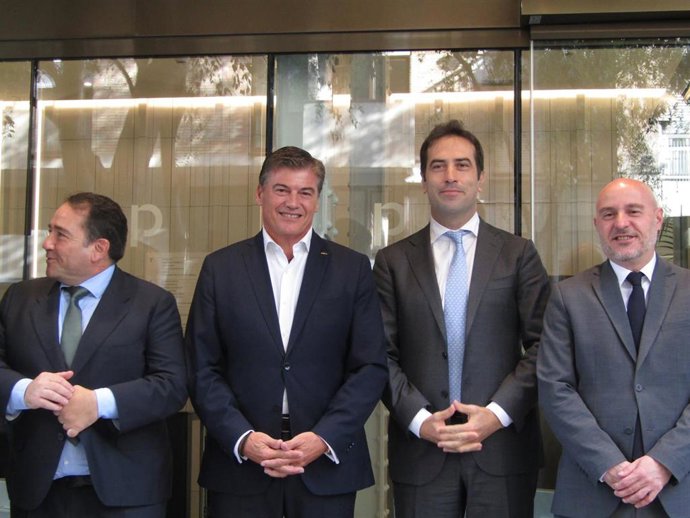 El ministro de Econom&iacute;a, Comercio y Empresa, Carlos Cuerpo; el presidente del ICO, Manuel Illueca; el presidente de Pimec, Antoni Ca&ntilde;ete, y el delegado del Gobierno en Catalunya, Carlos Prieto