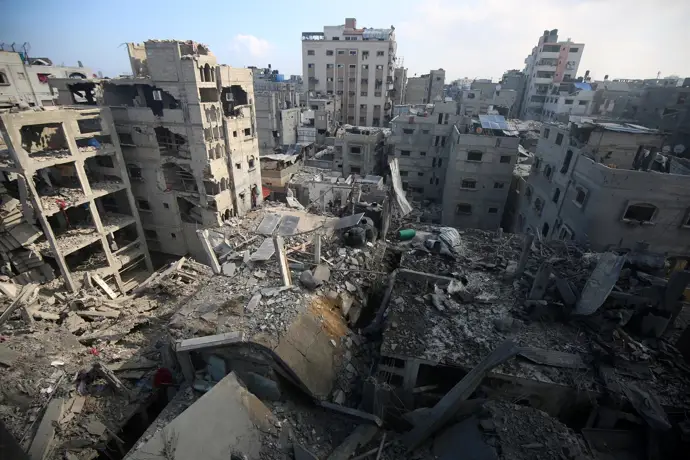 Israel ataca un edificio residencial en el norte de Gaza durante la escalada del conflicto