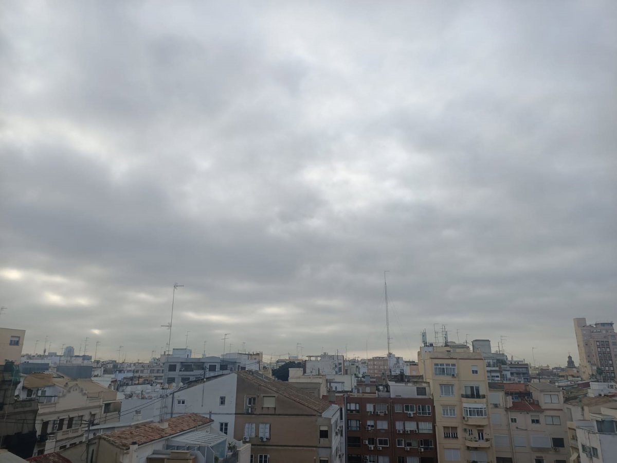 Sábado con cielos nublados y escasa probabilidad de lluvias débiles en Valencia y el noreste de