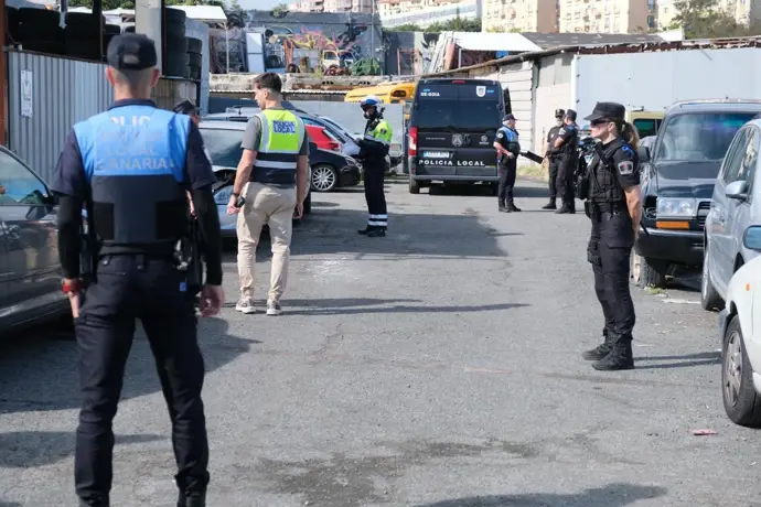 La policía local encuentra talleres ilegales de vehículos en Los Tarahales, Las Palmas de Gran