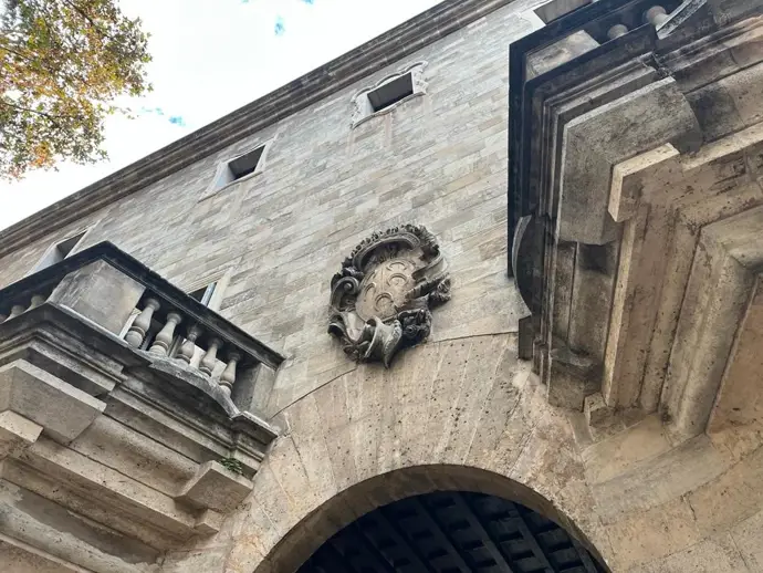 Solicitan cuatro años y medio de prisión para un hombre que ofrecía drogas a turistas en Sant