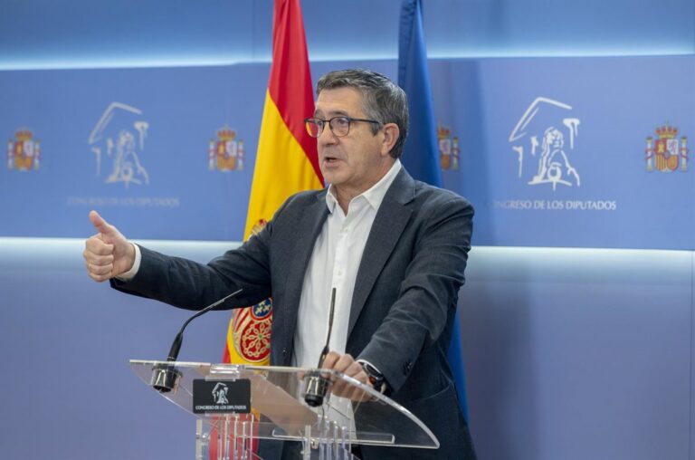 Patxi López critica la falta de institucionalidad de Feijóo y lo compara con un hooligan de Vox