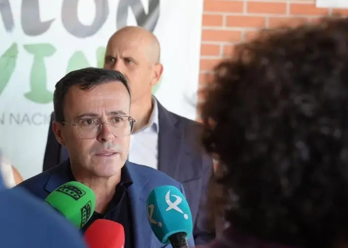 Gallardo advierte que "7.000 alumnos no saben si empezarán el curso" por la incompetencia de