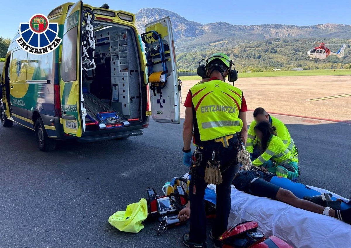 Un escalador de 30 años es rescatado en helicóptero tras caer de 8 metros en Untzillaitz, Bizkaia