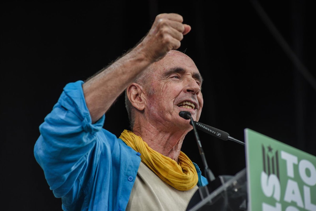 Llach critica la "españolización" de Illa y opina que los partidos independentistas se