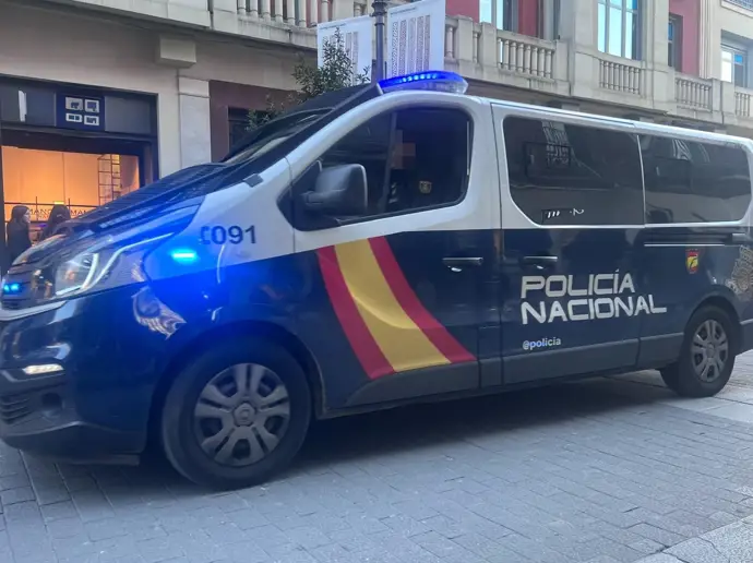 Hombre detenido en Valladolid tras robar a una mujer y tragarse la cadena que le sustrajo